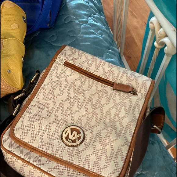 Purse - Picture 1 of 1